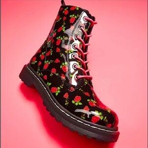 Betsey Johnson Floral Rose Combat Boot Patent Leather 8.5M Dark Princess Goth